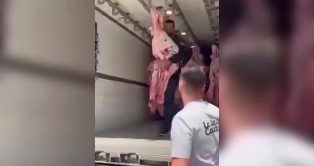 הסרטון שהופץ בטענה כי תושבי עזה השליכו לרחוב בשר שהגיע במסגרת הסיוע – אינו קשור לעזה ומתעד מחאה בכפר כנא בהקשר אחר