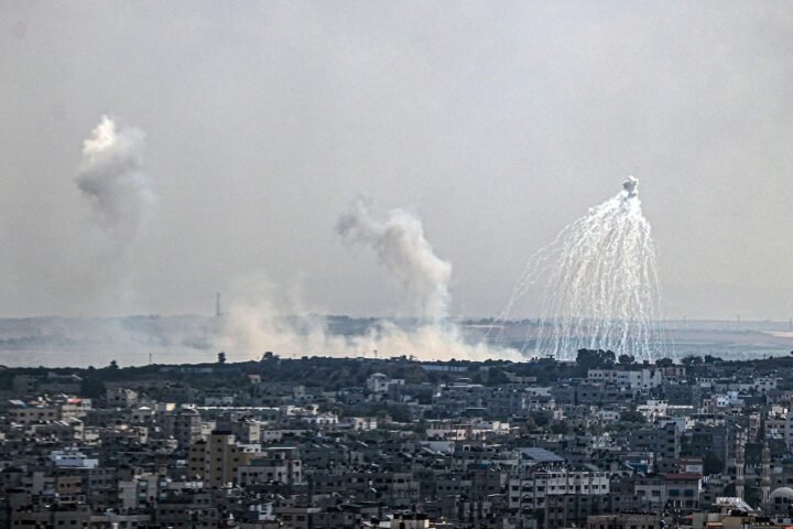 صورة رقم (3): لقطة سابقة لاستهداف حي الشجاعية شرق غزة بقنابل الفسفور الأبيض