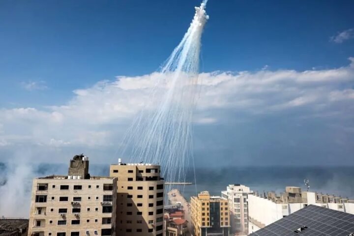 A previous screenshot showing the targeting of the Port area in western Gaza with white phosphorus bombs.