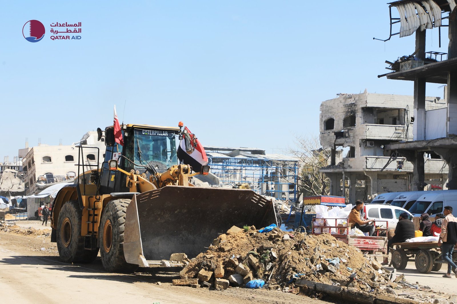 صور توثّق عمل الآليات التي استهدفها الاحتلال خلال إزالة الركام من شوارع قطاع غزة (المصدر: اللجنة القطرية).