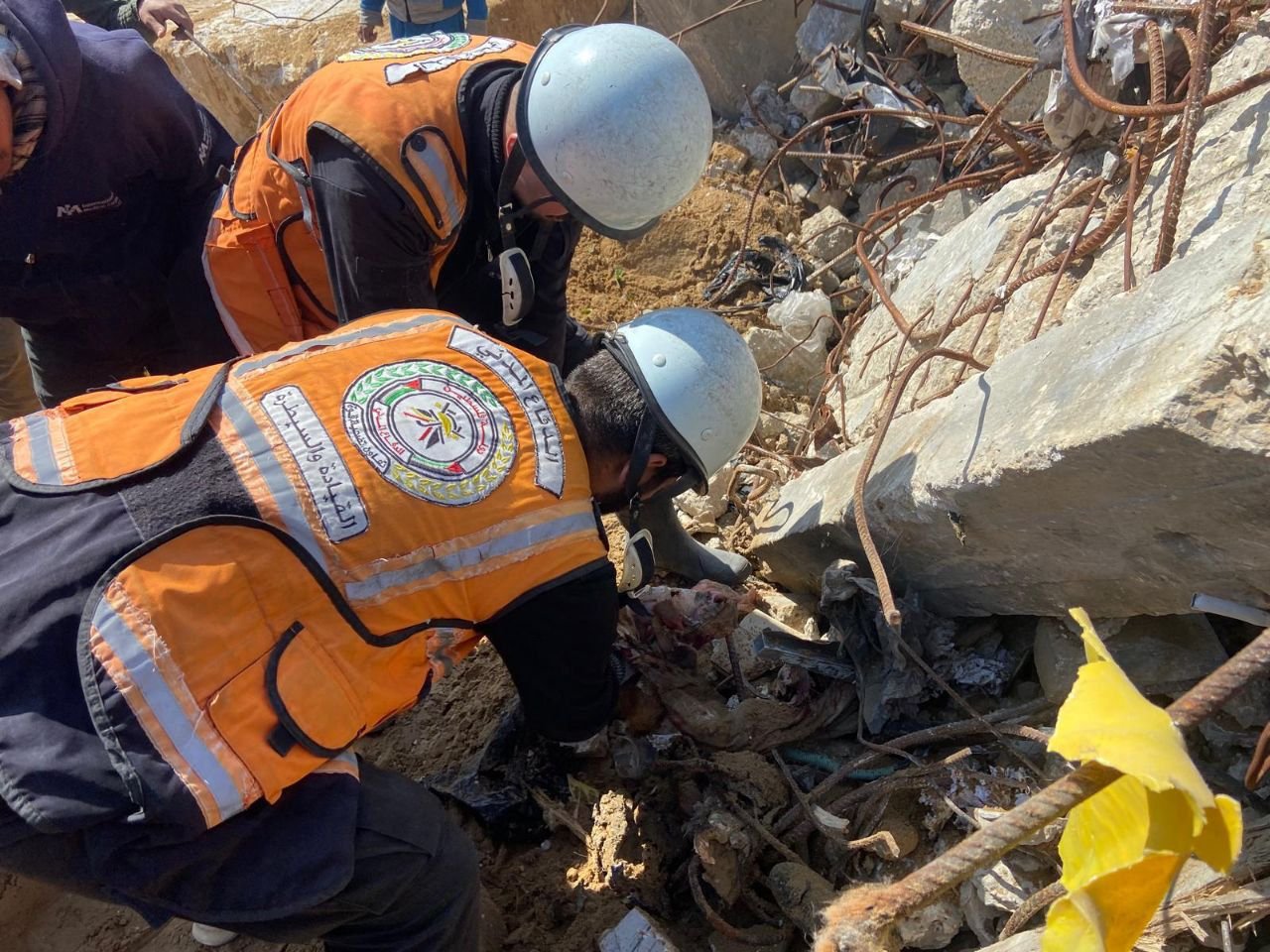 صور توثّق استخدام طواقم الدفاع المدني في قطاع غزة لـ