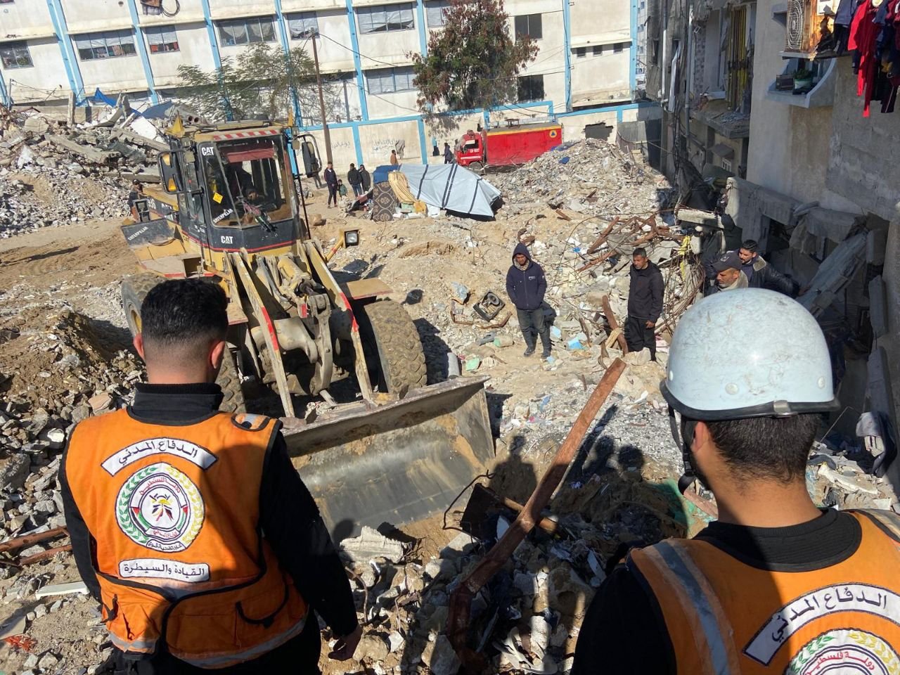 صور توثّق استخدام طواقم الدفاع المدني في قطاع غزة لـ