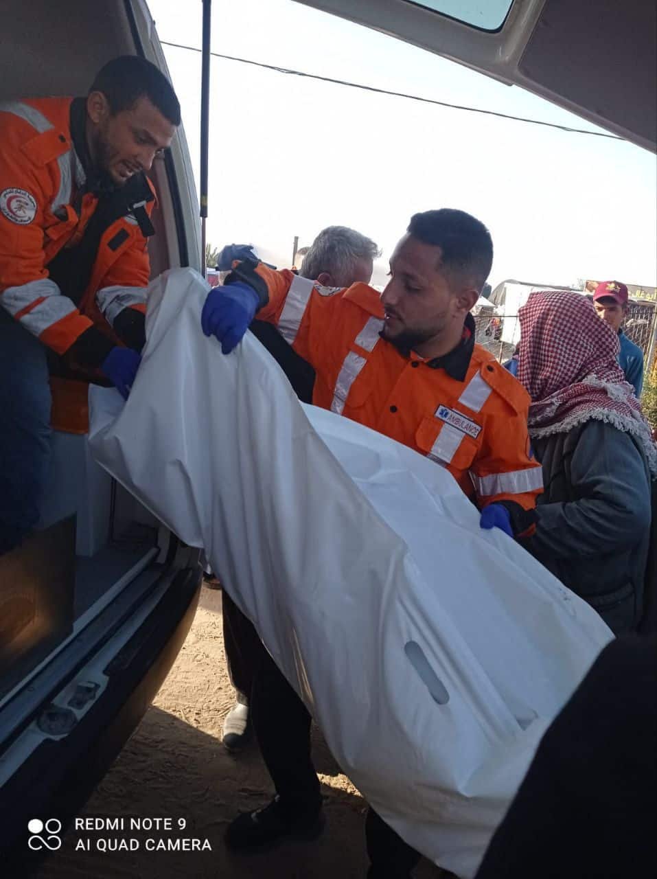 صور توثّق استخدام طواقم الدفاع المدني في قطاع غزة لـ