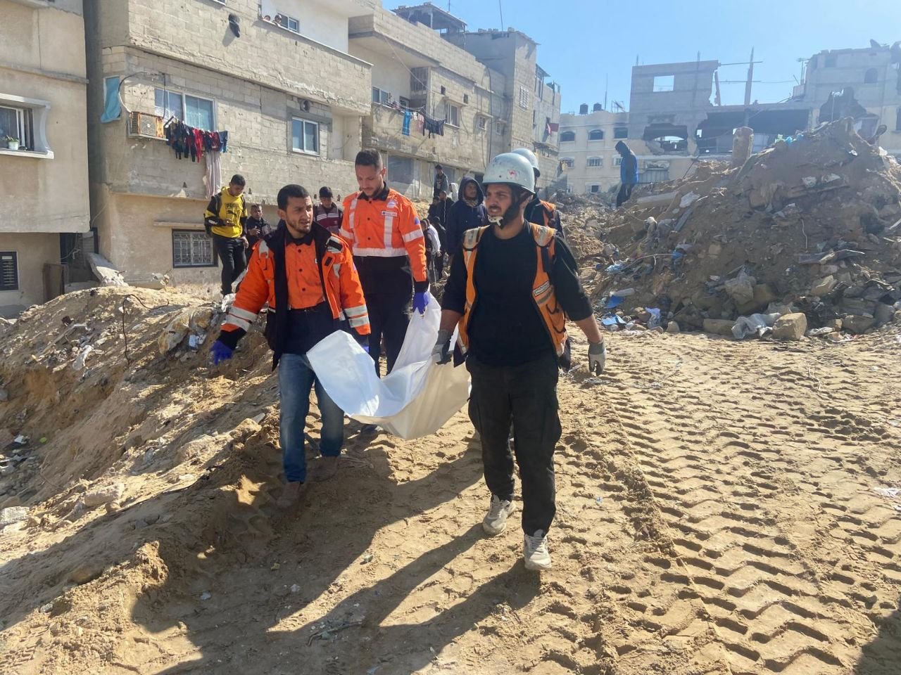 صور توثّق استخدام طواقم الدفاع المدني في قطاع غزة لـ